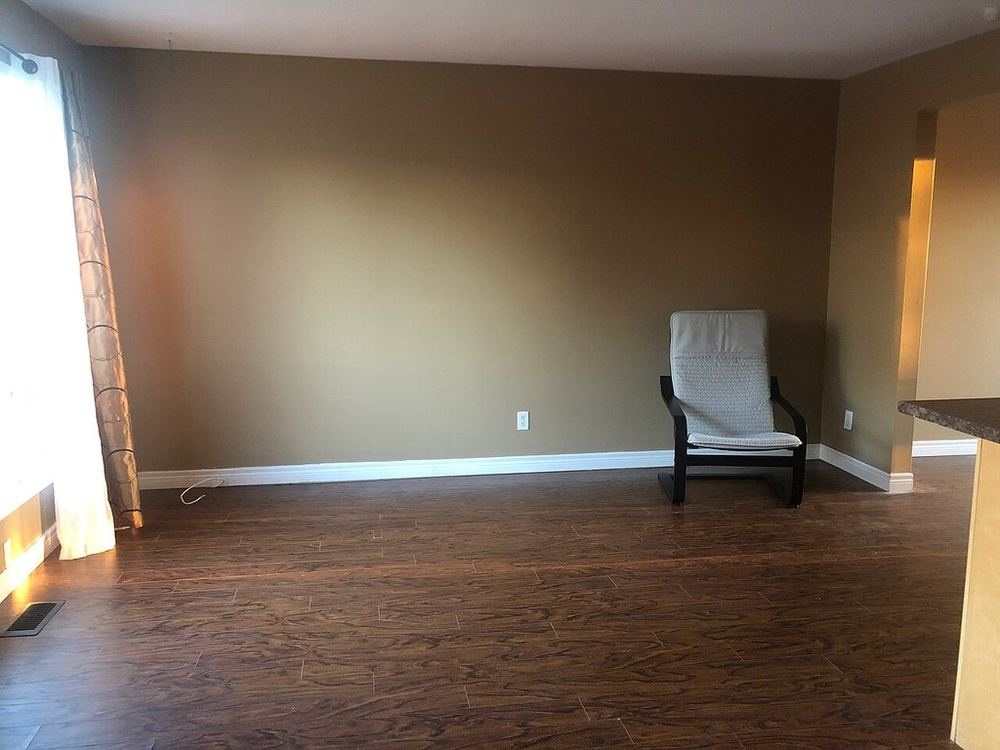 Leeres Wohnzimmer mit dunklem Dielenboden